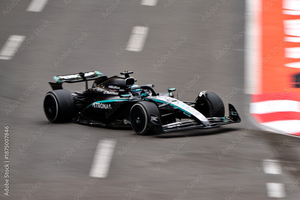 Obraz premium BAKU, AZERBAIJAN - SEPTEMBER 21, 2025: George Russell drives the Mercedes-AMG F1 W16 E Performance during the Formula 1 Azerbaijan Grand Prix at Baku City Circuit
