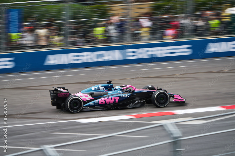 Fototapeta premium BAKU, AZERBAIJAN - SEPTEMBER 21, 2025: A BWT Alpine F1 Team A525 speeds along the Baku City Circuit during the 2025 Azerbaijan Grand Prix