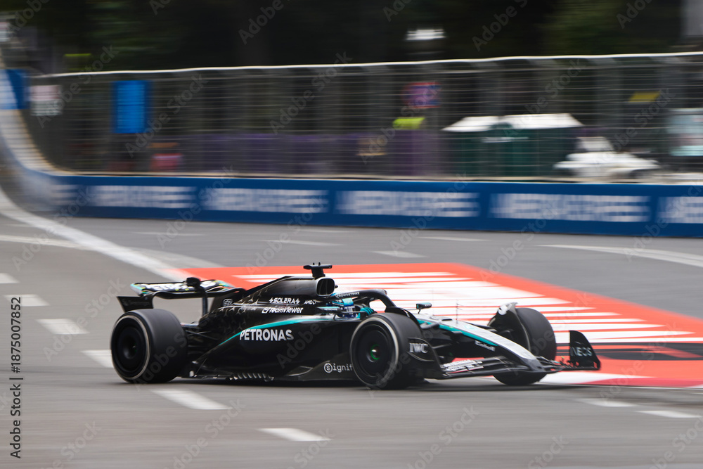Fototapeta premium BAKU, AZERBAIJAN - SEPTEMBER 21, 2025: George Russell drives the Mercedes-AMG F1 W16 E Performance during the Formula 1 Azerbaijan Grand Prix at Baku City Circuit