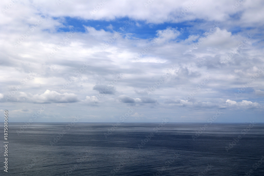 Obraz premium Horizon over the sea at Cabo de Sao Vicente – Cape St. Vincent, Algarve, Portugal, Europe