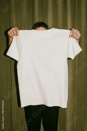 Blank white t-shirt display © Rawpixel.com