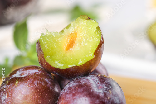 Fresh Sichuan Plums with Crisp Juicy Flesh, May Harvest