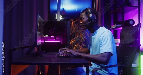 Fotografie Man playing computer video games at home