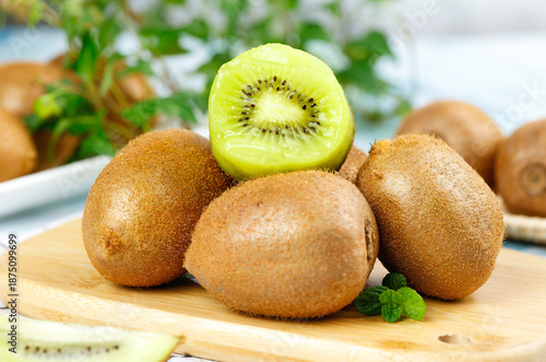 Fényképezés Fresh Green Kiwifruit with Heart Pattern - Shaanxi Jiangshan Supply