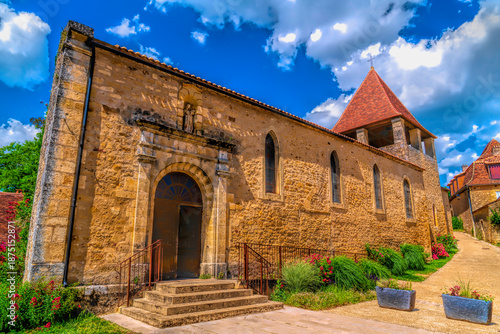 Pink flowers Limeuil Vézère River France French historic travel destination
