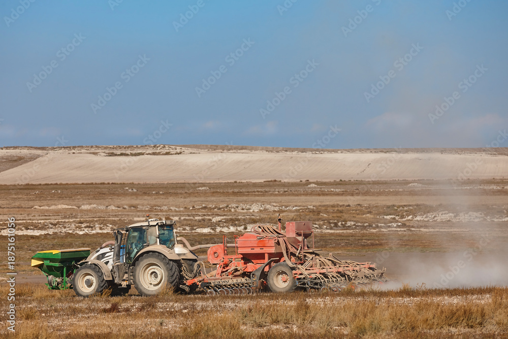 Obraz premium Tractor plowing the field. Agriculture rural industry. Harvest time. Spain