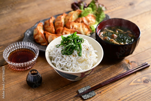 料理写真, 食卓, 食べ物, 食物, 食事, 料理, 皿もり, 皿盛り, レシピ画像, 食の画像, 家庭料理, 皿, フード, 食, 食べる, イメージ, イメージ写真, シーン, 美味しい, おいしい, おかず, 昼食, 昼, ランチ, 朝食, シズル, 夕食, ディナー, 和風, 日本食, 和食, 和, 日本, 斜俯瞰, 定食, 汁物, ご飯, 主菜, 副菜, 餃子, 揚げ餃子, なめこ汁, 