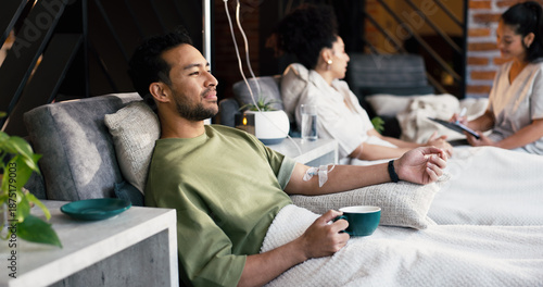 Foto Iv bar, supplements and tea with man in spa for vitamin treatment, wellness bar or healthcare