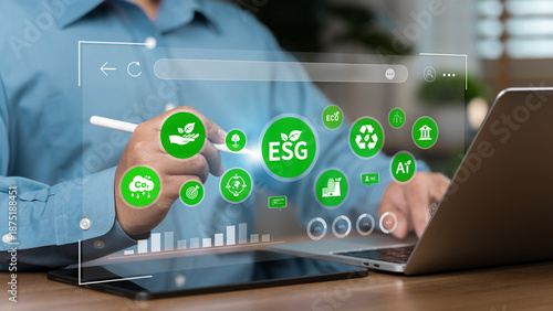 Foto Business professionals use a stylus pen to write on the tablet screen to manage ESG projects