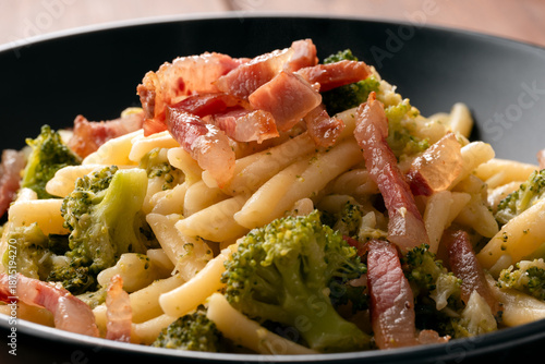 Trofie con broccoli e guanciale croccante, pasta italiana 