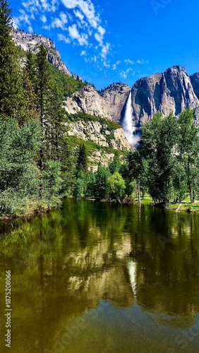 アメリカのヨセミテ国立公園のマーセド川