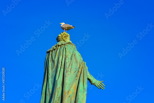 UK, Brighton, 10.01.2026: Statue With Seagull At Royal Pavilion Brighton