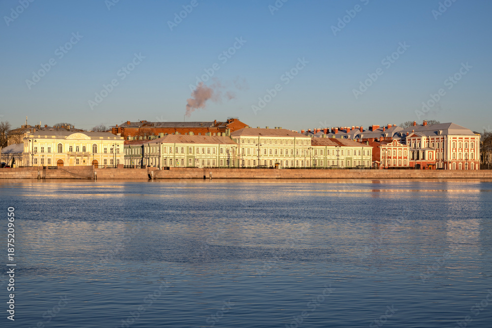 Obraz premium University Embankment in the evening light. The historical center of St. Petersburg. Russia