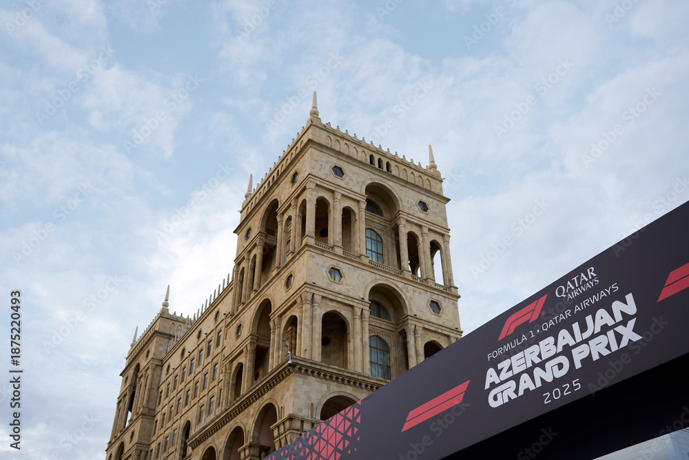 Obraz premium BAKU, AZERBAIJAN - SEPTEMBER 18, 2025: Official event signage for the 2025 Formula 1 Azerbaijan Grand Prix positioned in front of the historic Government House architecture in Baku