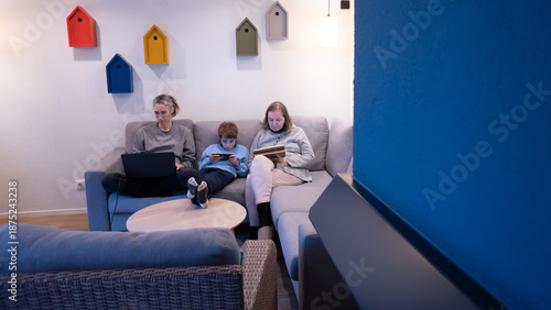 Φωτογραφία Family members using technology creating social disconnect