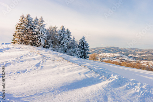 Wallpaper Mural Góry, Beskid Śląski w Polsce zimą. Panorama w Koniakowie na Śląsku. Torontodigital.ca