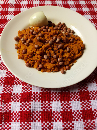 Mashed plantains, roasted groundnut or peanut and one boiled egg.