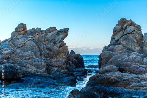 신비로운 해변의 바위