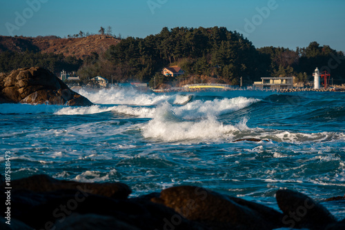 거센 파도가 끊임없이 밀려드는 해변