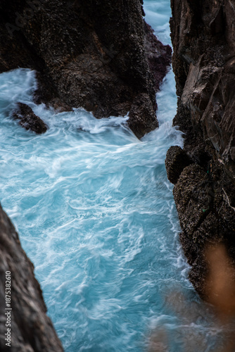 바위 절벽 아래의 힘