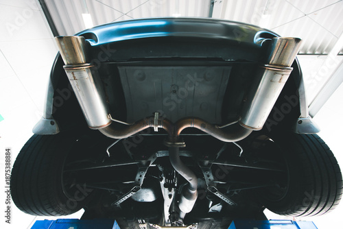 下から見たスポーツカーのマフラー