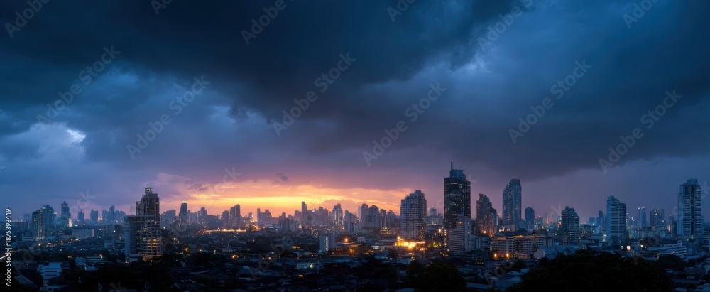 Obraz premium the vibrant urban skyline beneath a dramatic cloudy sky at twilight