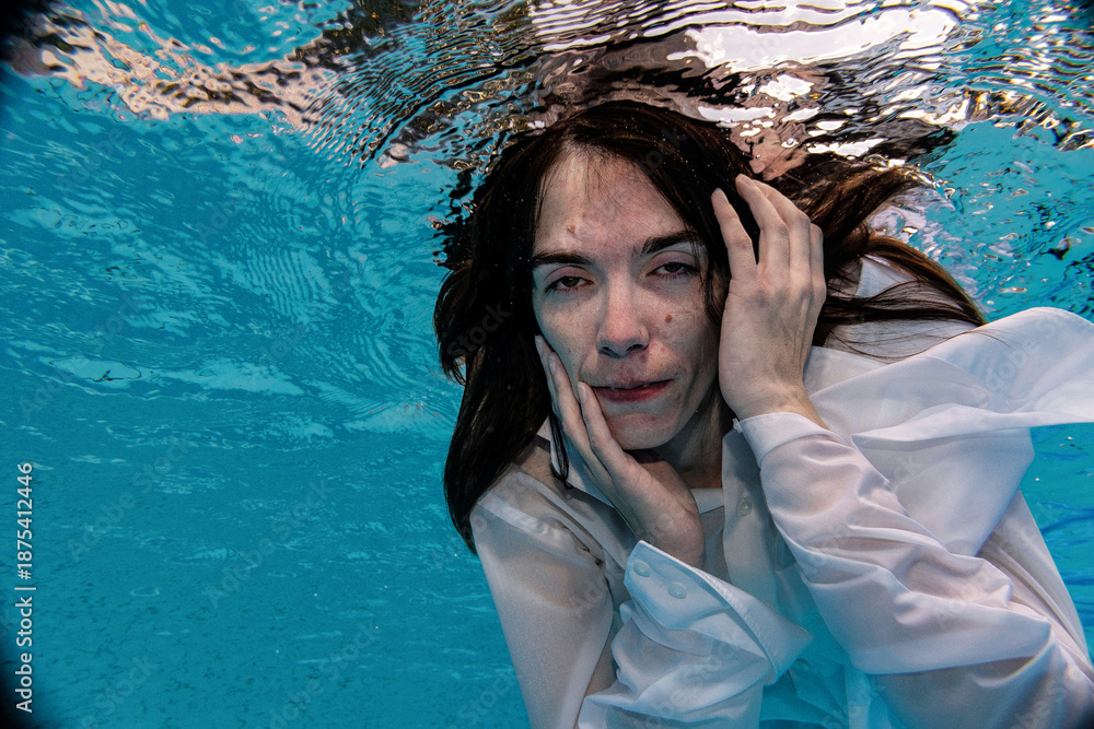 Fototapeta premium frau tauchen unterwasser