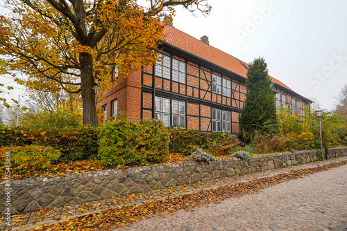Ratzeburg in Schleswig-Holstein Domhof Altstadt Dom See Nebel Herbst Hafen Gebäude Backstein