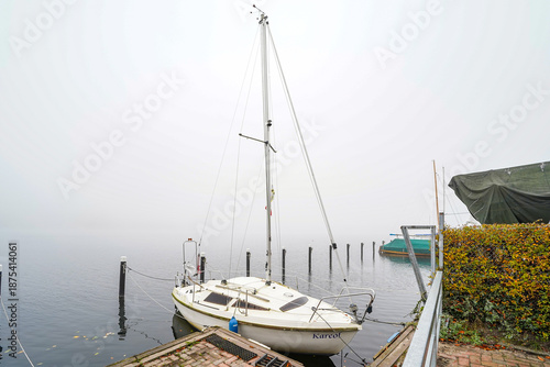 Ratzeburg in Schleswig-Holstein Domhof Altstadt Dom See Nebel Herbst Hafen Gebäude Backstein