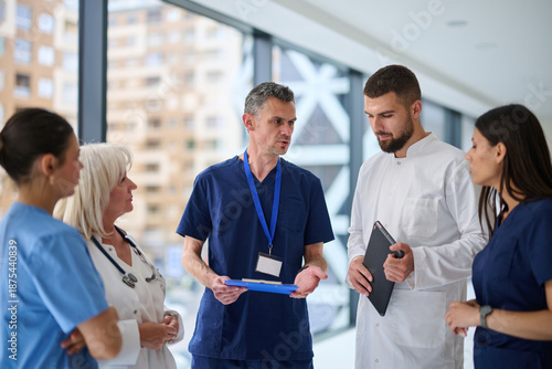 Canvas Print Healthcare professionals discuss patient care strategies in a modern hospital se