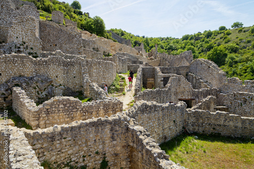 Touristes promenant dans les ruines du château de Crussol près de Saint-Péray (Ardèche)