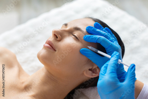Foto Closeup of young beautiful woman undergoing professional aesthetic facial proced