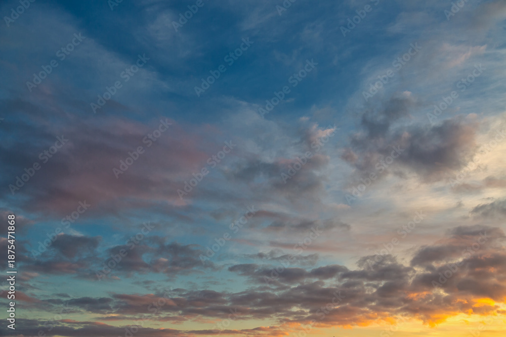 Obraz premium Dramatic sunset with thin cirrus clouds in the evening sky.