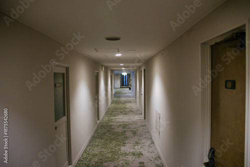 誰もいない奥に向かう建物の廊下