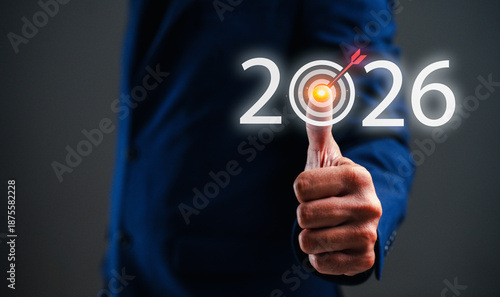 Foto A business professional signals success and goal achievement for 2026 with a thumbs-up gesture, highlighting ambition and future planning