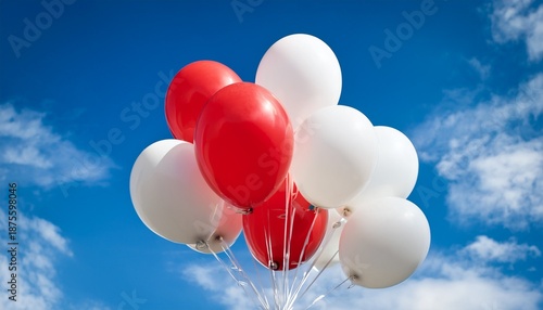 Bia E I Czerwone Balony Na Tle B Kitnego Nieba