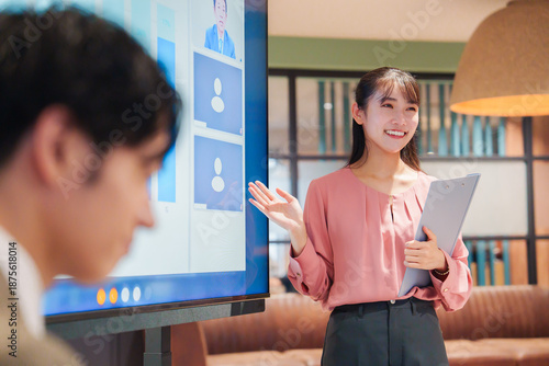 Tableau sur toile モダンオフィスでプレゼンをする若い女性