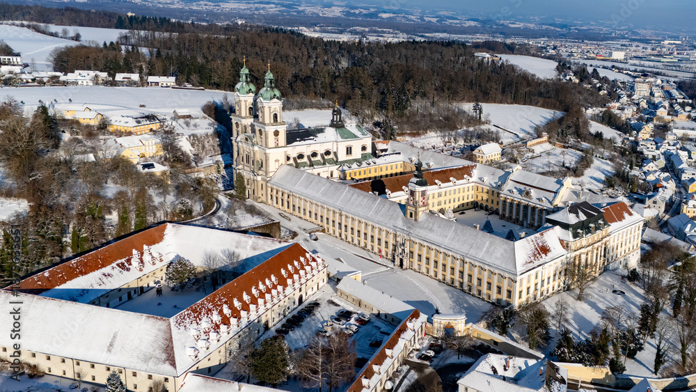 Fototapeta premium Winterliche Ansichten von St. Florian mit dem Augustiner-Chorherrenstift St. Florian