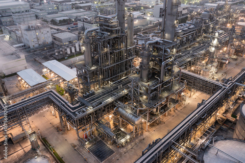 Tableau sur toile Aerial Industrial Chemical Refinery Plant at Dusk