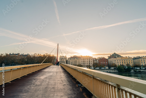 Fotografia Scenic views of the Saone waterfront and red suspension footbridge in lyon Franc