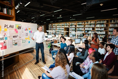 Tableau sur toile A diverse group in a library setting, listening to a presentation