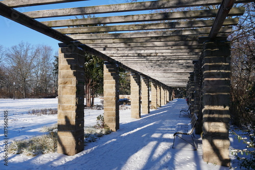 Pergola im Schnee im Stadtpark von Erfurt