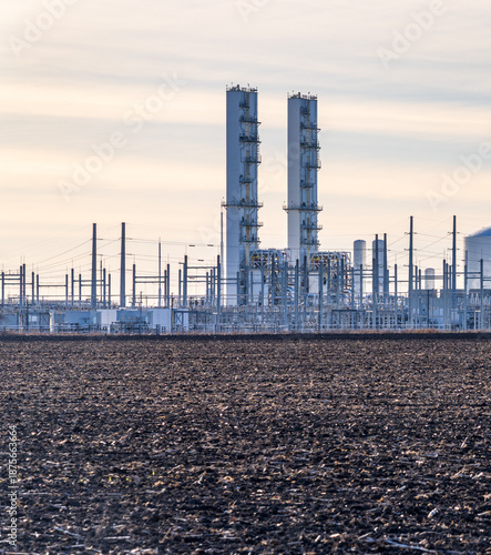 Bilde på lerret Construction of massive gas separation processing plant by semiconductor fabrica
