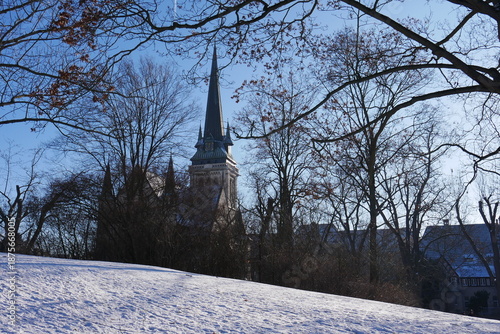 Parkanlage Löberwallgraben im Schnee mit Blick zur Thomaskirche im Winter in Erfurt