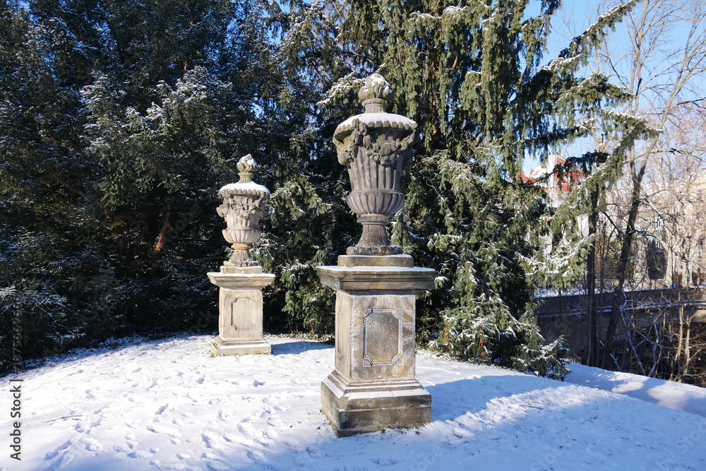 Obraz premium Parkanlage im Winter im Schnee in Erfurt
