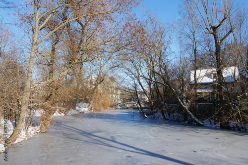 zugeforener Espachteich und Schnee in Erfurt im Winter