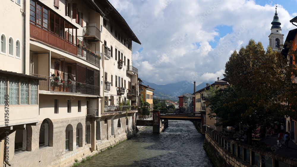 Naklejka premium River in the centre of Italian town Trento