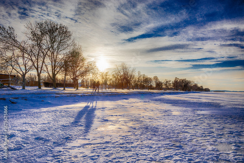 Winter und Eis am Ufer eines Sees 