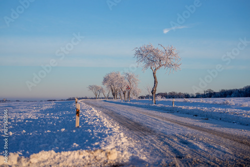 Teileweise geräumte Landtraßen auf dem Land
