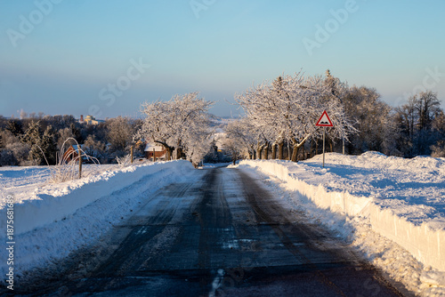 Teileweise geräumte Landtraßen auf dem Land
